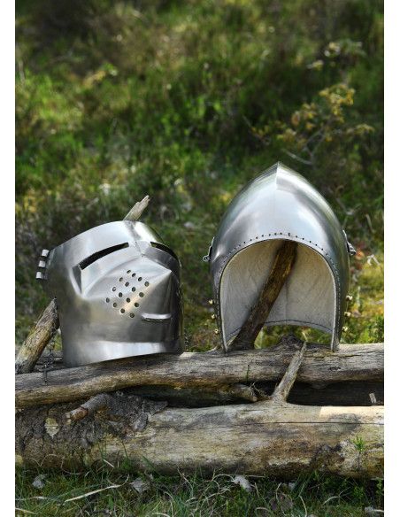 Capacete com focinho de cão de caça...