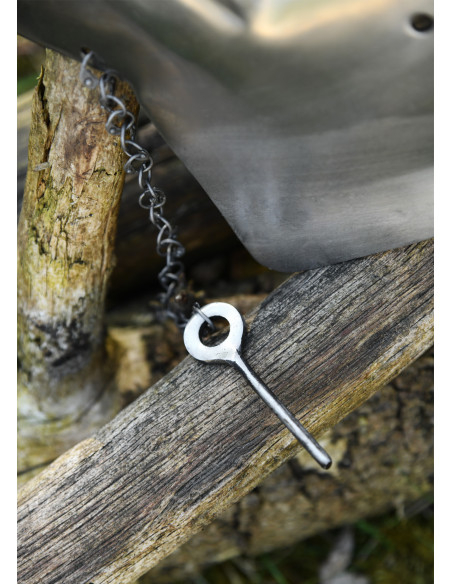 Capacete com focinho de cão de caça...