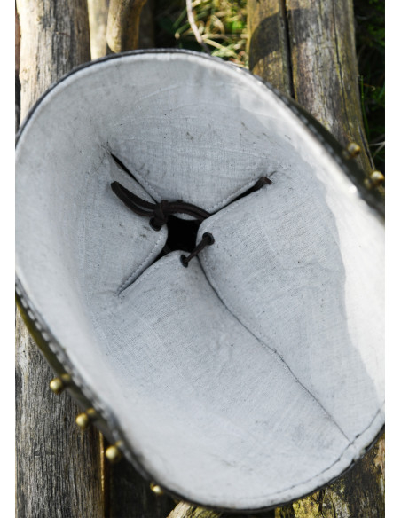 Capacete com focinho de cão de caça...