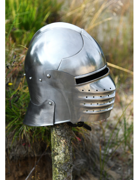 Touca medieval com viseira, ano 1490