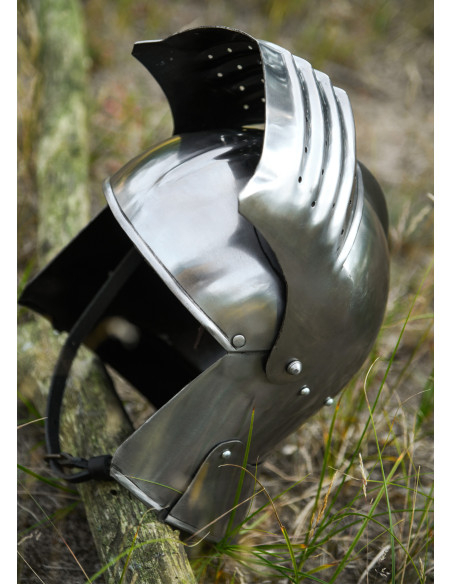 Touca medieval com viseira, ano 1490