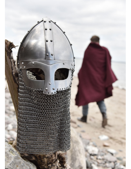 Capacete de cota de malha do período...