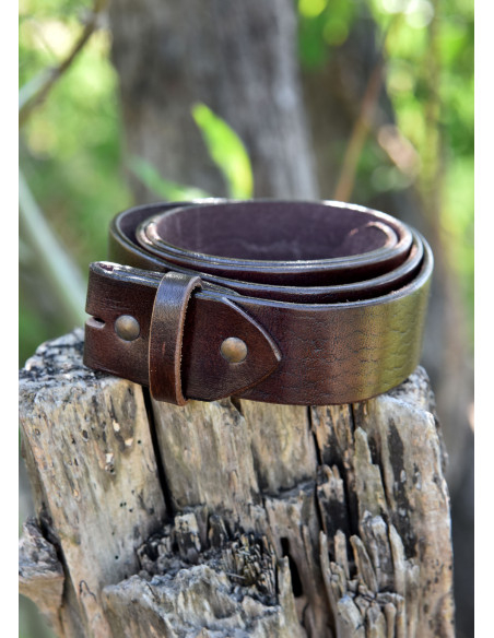 Cinto medieval sem fivela, feito de...