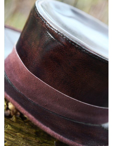 Chapéu medieval de couro com aba...