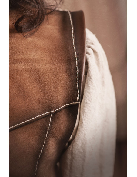 Coura medieval longa marrom em couro...