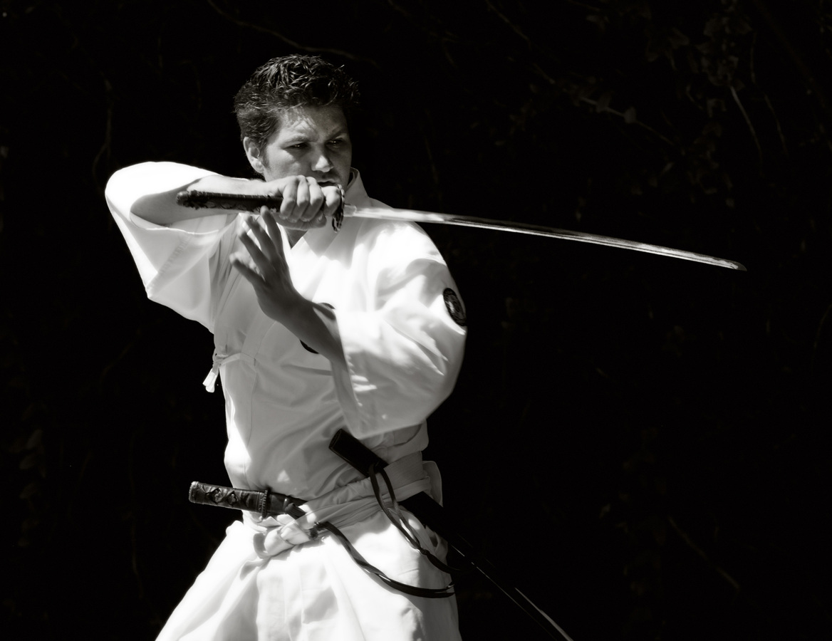 Menina E Mestre Aikido Lutando Com Espada De Madeira Durante a